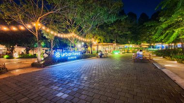 Jakarta 22 Ağustos 2023: Geceleri Şehir Ormanı Cipete 'deki restoranlar, güzel ışıklandırma, perili ışıklar, kaldırım taşı patikası, verimli peyzaj, açık hava piknik masaları. Parkta yemek yemek.