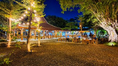 Jakarta 22 Ağustos 2023: Geceleri Şehir Ormanı Cipete 'deki restoranlar, güzel ışıklandırma, perili ışıklar, kaldırım taşı patikası, verimli peyzaj, açık hava piknik masaları. Parkta yemek yemek.