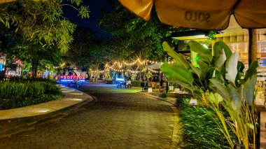 Jakarta 22 Ağustos 2023: Geceleri Şehir Ormanı Cipete 'deki restoranlar, güzel ışıklandırma, perili ışıklar, kaldırım taşı patikası, verimli peyzaj, açık hava piknik masaları. Parkta yemek yemek.