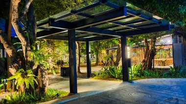 Jakarta 22 Ağustos 2023: Geceleri Şehir Ormanı Cipete 'deki restoranlar, güzel ışıklandırma, perili ışıklar, kaldırım taşı patikası, verimli peyzaj, açık hava piknik masaları. Parkta yemek yemek.