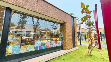 Jakarta Nov 01 2023: Periplus kitapçısının önü, arka bahçesinde beton yürüyüş yolu ve Endonezya Tasarım Bölgesi PIK2 Açık AVM 'de tropikal peyzaj..