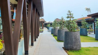 Jakarta Nov 01 2023: Japon mimari binası ve yağmur zincirindeki basit dikdörtgen siyah beyaz mağaza ismidir. Endonezya Tasarım Bölgesi PIK 2..