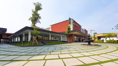 Jakarta Nov 01 2023: ortasında bir çeşme bulunan yuvarlak asfalt plaza, Endonezya Tasarım Bölgesi PIK2 'deki bazı restoranlar ve binalar açık hava alışveriş merkezi