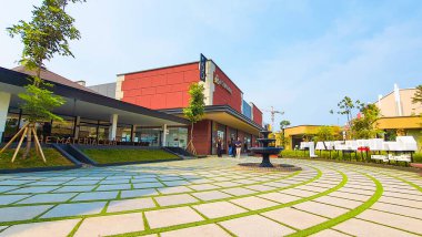 Jakarta Nov 01 2023: ortasında bir çeşme bulunan yuvarlak asfalt plaza, Endonezya Tasarım Bölgesi PIK2 'deki bazı restoranlar ve binalar açık hava alışveriş merkezi