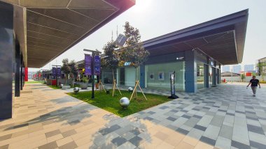 Jakarta Nov 01 2023: Endonezya Tasarım Bölgesi ve PIK2 'deki Erajaya Dijital Kompleksi, malzeme ve cihazlar üzerine uzmanlaşmış bir açık hava alışveriş merkezi. Arasında peyzaj olan dükkanlar.