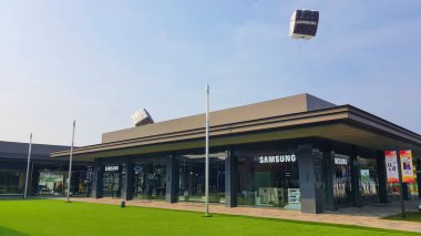 Jakarta Nov 01 2023: Endonezya Tasarım Bölgesi PIK2 'deki bir elektronik mağazasının önündeki büyük açık çimen bahçesi. Yeni açılan açık hava alışveriş merkezi. Promosyon balonları. Yapay ot. Kimse yok.