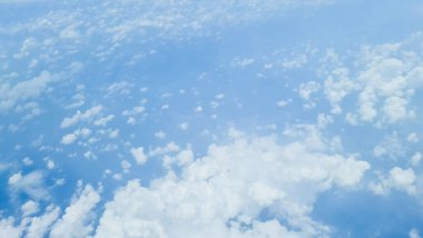 Mavi uçlu, güzel mavi gökyüzü ve beyaz bulutlu bir uçağın kanadı.