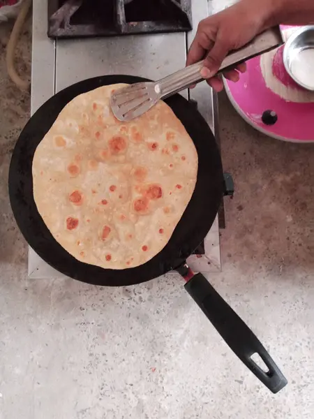 Bazı ülkelerde kızarmış chappaties Parathas olarak adlandırılır..