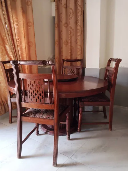 Bu ahşap yemek masası ve sandalyelerin manzarası..