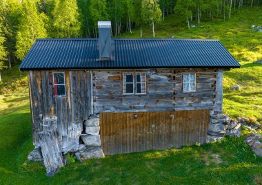 Norveçlilerin eski küçük kulübeleri, doğa.