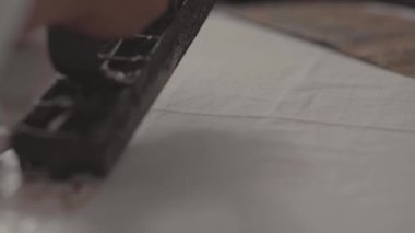 Batik Damga Sürecini Kapat, Kumaşa Bir Erkek Elinin Balmumu Uygulamasına Bak