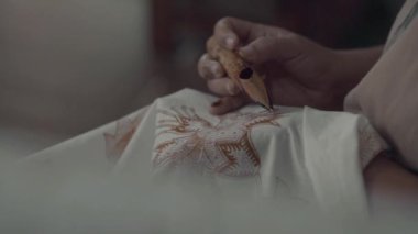 Batik resim yapmak için yakın plan kadın el ele tutuşması..