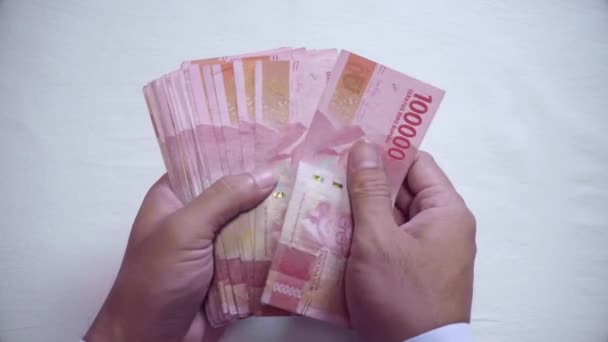 Close Male Hands Counting Stack Hundred Thousand Rupiah Idr Banknotes — Stock Video