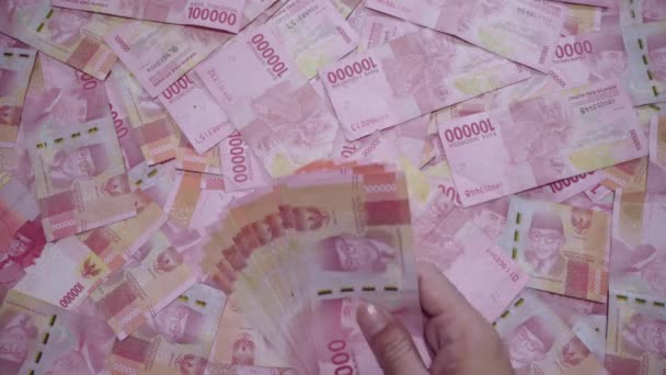Arrogant Rich People Throwing Away Idr 100 000 Notes Paying — Stock Video