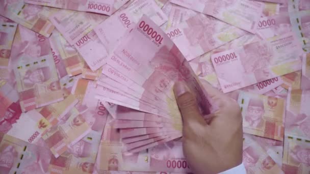 Male Hands Holding Fan Cash Money Idr 100 000 Banknotes — Stock Video