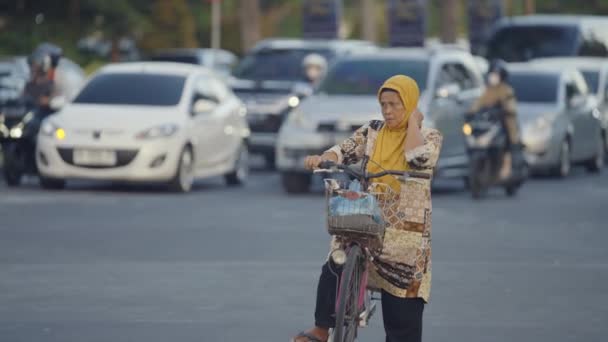 Surakarta Indonezja Grudnia 2023 Kobieta Przewożąca Zużyty Rower Czeka Sygnalizację — Wideo stockowe