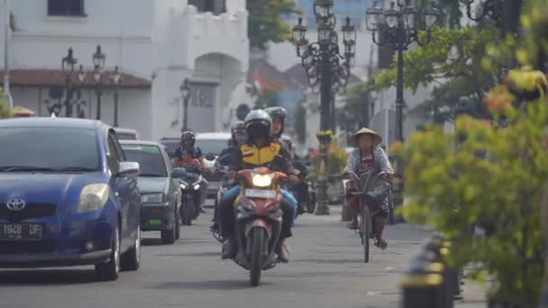 Semarang Indonesia Diciembre 2023 Una Anciana Pedaleando Vieja Bicicleta Vieja — Vídeos de Stock
