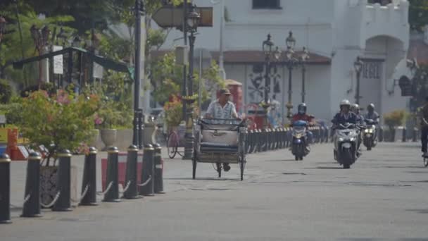 Semarang Indonésia Dezembro 2023 Velho Pedalou Seu Riquixá Desgastado Cansativamente — Vídeo de Stock