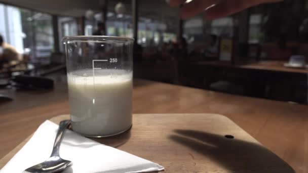Mischen Sie Das Karamell Latte Getränk Indem Sie Ein Erfrischendes — Stockvideo