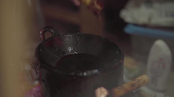 平底锅上的蜡笔和传统炉灶做成蜡染土豆泥 — 图库视频影像