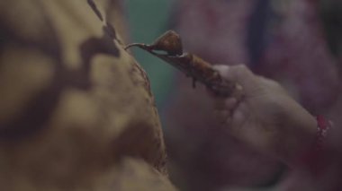 Batik resim yapmak için yakın plan el ele tutuşmalar. makro çekim
