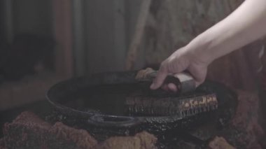 Batik Pul Yapan Bir Erkek Eli Geleneksel Fırından Sıcak Balmumu Çıkartır