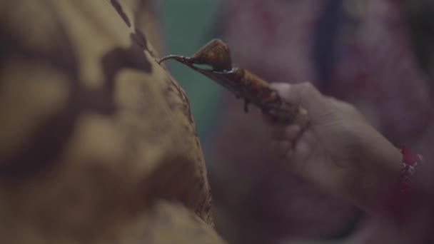 Zbliżenie Strony Trzymając Śpiew Malowania Batik Makro Pęd — Wideo stockowe