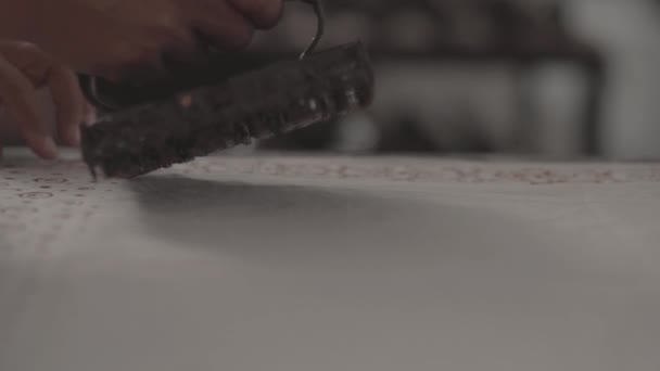 Große Nahaufnahme Slow Motion Batik Stempel Prozess — Stockvideo