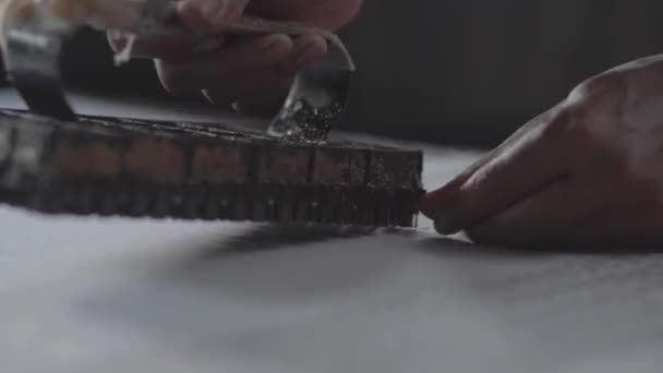 男人的手做蜡染印花工艺在织物上的蜡染 — 图库视频影像