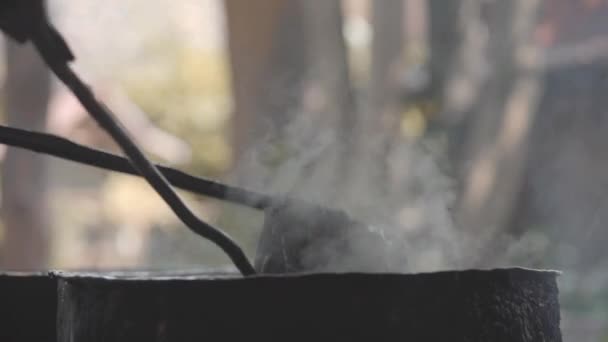 Zeitlupe Verfahren Der Traditionellen Batikfärbung Kochenden Wasser — Stockvideo