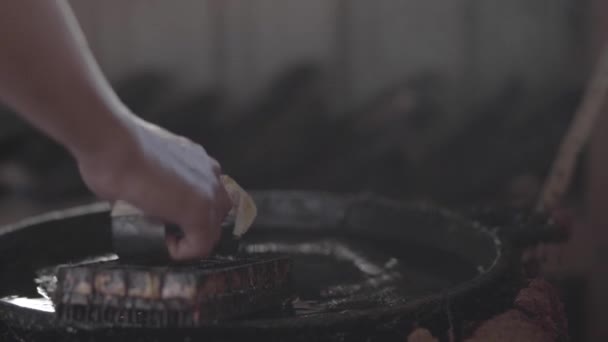 男子的手从传统炉灶上取下热蜡 慢动作 — 图库视频影像