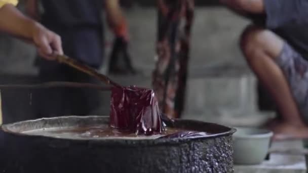 Cerca Hombre Estaba Muriendo Tela Para Proceso Batik Una Estufa — Vídeo de stock