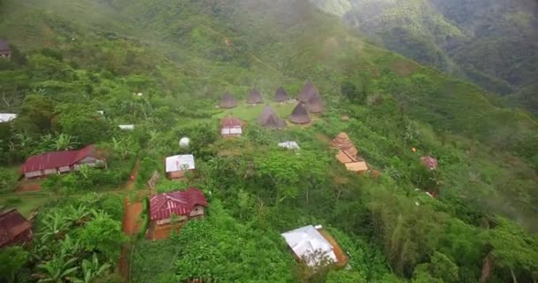 Drone Widok Krajobraz Tradycyjnej Miejscowości Waerebo Indonezja Wioska Otoczona Wzgórzami — Wideo stockowe
