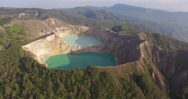 空中的顶部飞越火山口的颜色湖 形状完美圆圆的 Kelimutu湖电影无人驾驶飞机飞行 — 图库视频影像