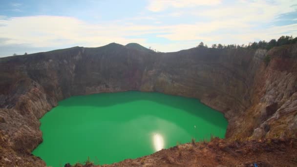 Krater Wulkaniczny Jeziora Kelimutu Zieloną Wodą Górski Wulkan Krajobrazowy Indonezji — Wideo stockowe