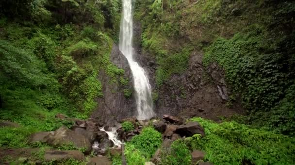 Kamera Naklání Nahoru Záběr Vodopád Tak Vysoko Srdci Borneo Džungle — Stock video