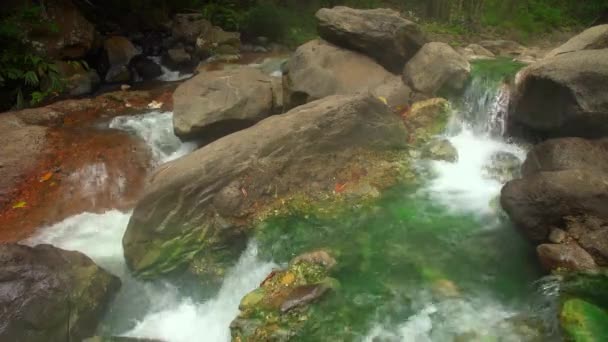 Přírodní Horký Pramen Protékající Kamennými Balvany Bohatá Řeka Tekoucí Kolem — Stock video