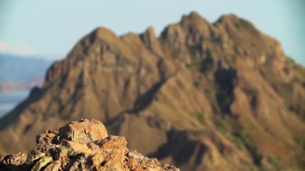 インドネシアのフローレス島のパダール島の素晴らしい山の丘 — ストック動画