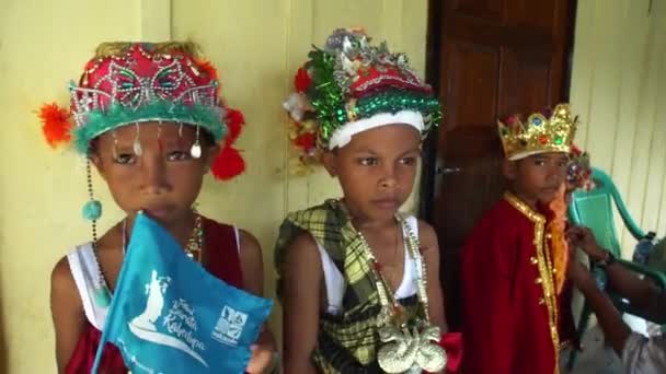 Wakatobi Indonésia Novembro 2019 Meninos Sorrindo Câmera Com Suíte Tradicional — Vídeo de Stock