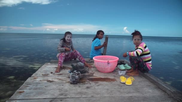 Wakatobi Indonesia Noviembre 2019 Chicas Campo Costa Con Protector Solar — Vídeo de stock