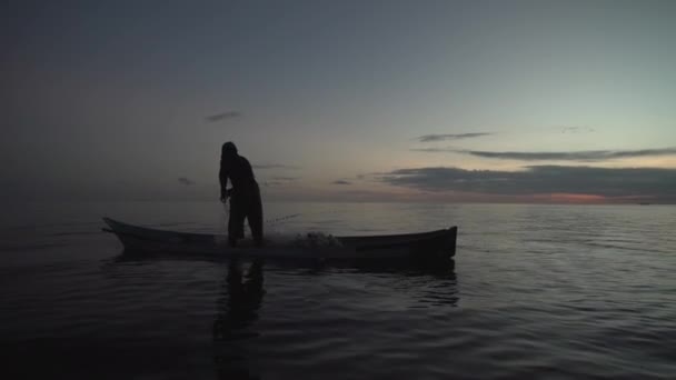 Silhouette Fisherman Egy Fából Készült Hajón Halászik Egy Halászhálóval Régi — Stock videók