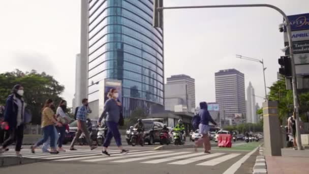 Dżakarta Indonezja 2022 Ludzie Przejeżdżający Przy Skrzyżowaniu Zebry Ruchliwym Ruchu — Wideo stockowe