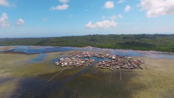 Piękny Widok Drona Pływająca Wieś Plemienia Bajo Wangi Wangi Island — Wideo stockowe