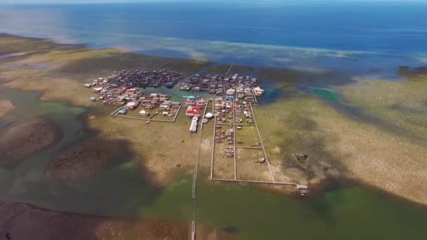 美しい海のドローンビューは 村を見ます ヴァンギ ワンギ島 ワカトビ 南東スラウェシ インドネシア — ストック動画
