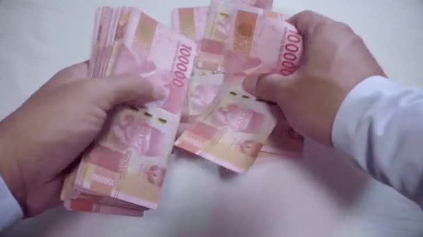 Detailní Záběr Mužských Rukou Plýtvání Hodně Peněz Sto Tisíc Idr — Stock video