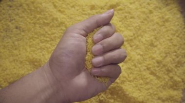 Elinizde pişmemiş kuru pirinç var. Mısır pilavı. Gıda fiyatlarında artış ve gıda kaynaklarında kıtlık. Sağlıklı düşük şekerli pilav. Diyabet-Dost Yiyecekler