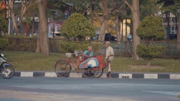 Indonézia 2023 December Riksa Sofőr Leült Egy Idős Emberrel Beszélgetett — Stock videók