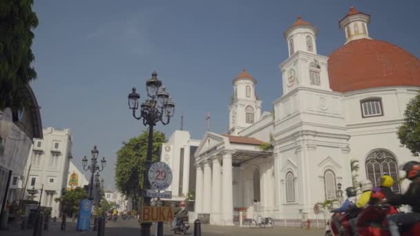 印度尼西亚塞马朗 2023年12月13日 早上在布洛克教堂门前的交通 布洛克教堂是一座历史性的教堂建筑 与荷属东印度群岛殖民地城市的建立有着复杂的联系 — 图库视频影像