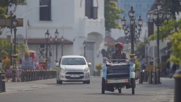 Semarang Indonesia Diciembre 2023 Anciano Maniobra Envejecido Rickshaw Través Histórica — Vídeo de stock