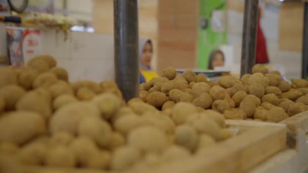 전통적인 시장에서 감자의 선택적 초점은 깔끔하게 — 비디오